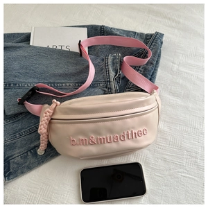 Détail du sac banane en toile avec sangle réglable et logo rose brodé sur tissu beige