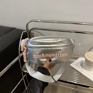 Sac Banane Femme En Cuir PU Sac De Poitrine Métallique Sac Bandoulière Avec Broderie De Lettres Fermeture Éclair Tressée Streetwear