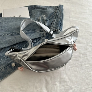 Sac banane argenté métallisé pour femme montrant la capacité intérieure et le mobile