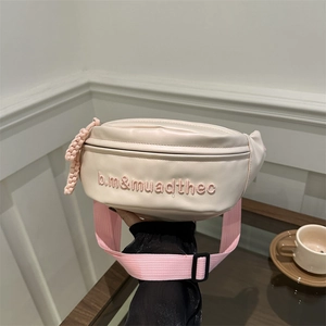 Sac banane en toile blanc crème avec broderie rose et bandoulière pour l'été décontracté