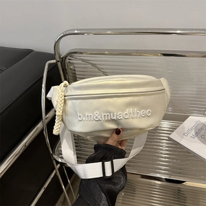 Sac banane en toile blanc cassé avec broderie 3D et tirettes de zip tressées
