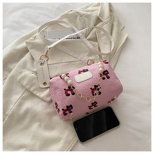 Detailansicht der rosa Tasche mit Katzenprint, Perlenkette und modischem Anhänger