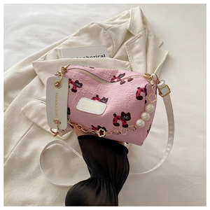 Rosa strukturierte Tasche mit Katzenprint, Perlenkette und elegantem Lederriemen