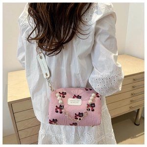 Sac à bandoulière rose imprimé chat, texture plissée, chaîne en perles et bandoulière