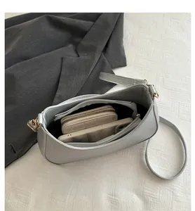 Vue intérieure du sac seau bleu clair montrant le rangement du portefeuille et du mobile
