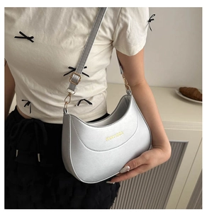 Détail du sac à bandoulière argenté en demi-lune avec sangle réglable et fini métal