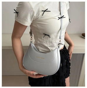 Détail du sac hobo argenté avec finition métallisée et logo Fanyissa doré