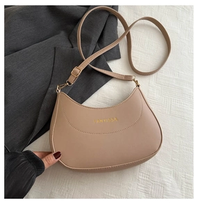 Détail du sac demi-lune FANYISSA marron clair avec finitions dorées et bandoulière réglable