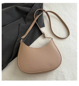 Détail du sac seau demi-lune kaki avec bandoulière réglable et ferrures dorées