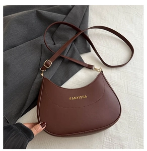 Détail du sac hobo en cuir marron foncé avec bandoulière réglable et boucle dorée