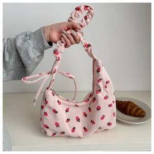 Bolso bandolera de pana rosa con estampado de fresas y detalle de cremallera plata