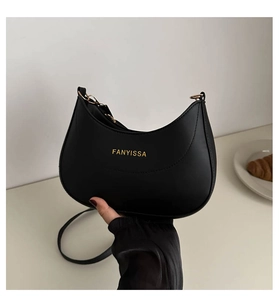 Détail du sac croissant noir avec logo FANYISSA doré et finitions métalliques chic