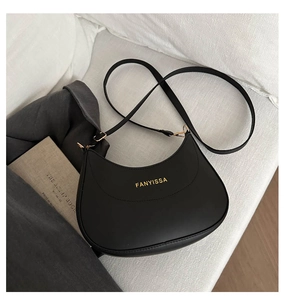 Détail du sac hobo noir en demi-lune avec bandoulière réglable et logo doré