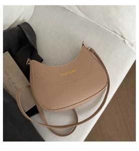 Détails du sac demi-lune en cuir marron mocha avec ferrures dorées et logo Fanyissa