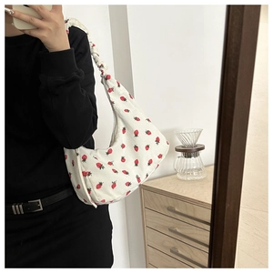 Detalle de bolso de hombro en pana blanca con estampado de fresas y correa fruncida suave