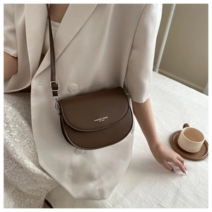 Détail du sac bandoulière demi-lune marron foncé avec imprimé Fashion Trend 1996