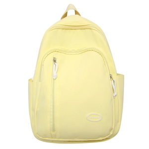 Detail eines hellgelben wasserabweisenden Rucksacks mit mehreren Taschen und Fashion-Label