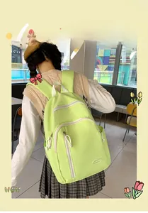 Detailansicht des limettengrünen japanischen Rucksacks mit weißer modischer Fronttasche