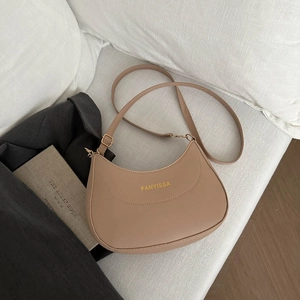 Sac seau croissant kaki minimaliste avec logo doré et bandoulière réglable chic