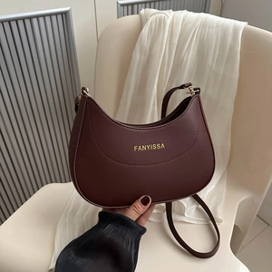Sac seau demi-lune en cuir marron avec bandoulière réglable et logo doré