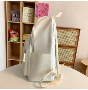 Seitenansicht des cremeweißen Rucksacks mit großem Fassungsvermögen und Seitentasche