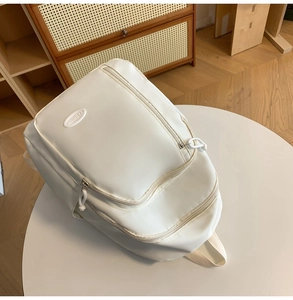 Detail eines minimalistischen weißen wasserdichten Rucksacks mit praktischem Mehrschichtdesign