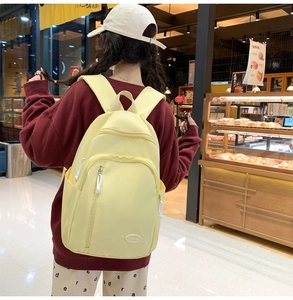 Nahaufnahme der leichten gelben wasserfesten Nylon-Rucksacks mit rundem Logo