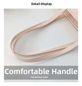 Détail de la poignée en cuir confortable avec couture précise sur le sac à main rose