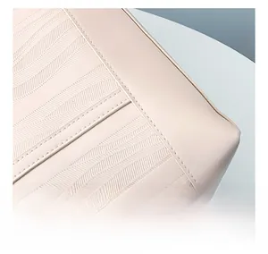 Gros plan sur la texture en cuir matelassé en V et les détails de couture premium