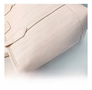 Gros plan du sac fourre-tout rose clair avec texture gaufrée ondulée de qualité supérieure