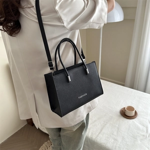 Schicke schwarze Handtasche aus Kunstleder mit FASHION-Schriftzug und Silberbeschlag