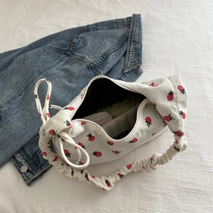 Bolso de hombro de pana blanca con bordado de fresas y correa de diseño fruncido