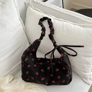 Bolso de pana negro con estampado de fresas y asa fruncida para mujer