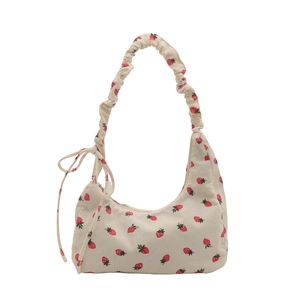 Bolso de hombro de pana con estampado de fresas y correa fruncida en color blanco crema