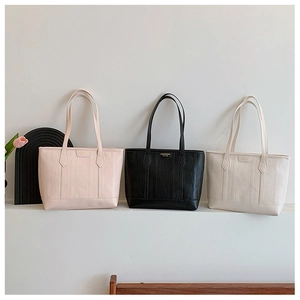 Détails de trois sacs cabas à texture ondulée en rose, noir et blanc crème élégant