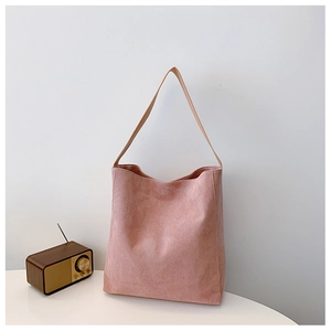 Dettaglio della borsa tote rosa opaco in pelle scamosciata con tracolla in cuoio