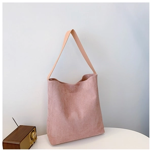 Dettaglio della borsa tote in pelle scamosciata rosa Morandi con tracolla larga sobria
