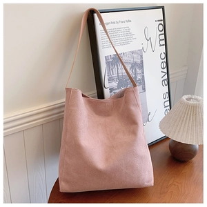 Dettaglio della trama scamosciata opaca sulla grande borsa shopper rosa antico da donna