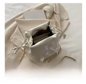 Vue de dessus du sac seau blanc montrant la capacité intérieure et le fermoir aimanté