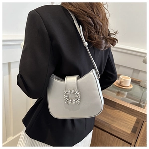 Détail du sac sous le bras argenté métallisé avec boucle carrée sertie de cristaux