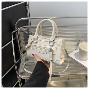 Détail du sac à main en cuir synthétique blanc cassé avec fermetures éclair argentées