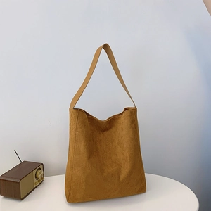 Borsa tote vintage in pelle scamosciata marrone con tracolla larga e design minimale