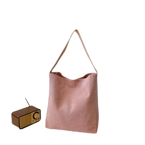 Borsa tote rosa opaca dal design spazioso e minimalista con tracolle lunghe