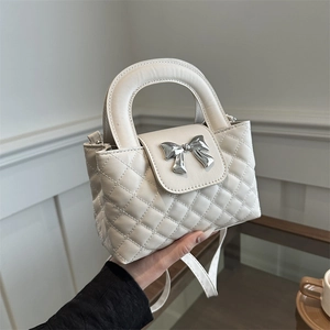 Sac À Main Matelassé Pour Femmes En Cuir PU Texture Losange Décoration Nœud Métallique Sac Bandoulière Élégant Mini Sac