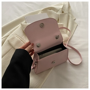 Vista interna della mini borsa rosa che mostra la capacità per uno smartphone