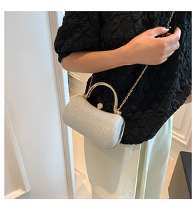 Pochette da sera argento glitterata con manico in oro e dettaglio tracolla a catena rimovibile