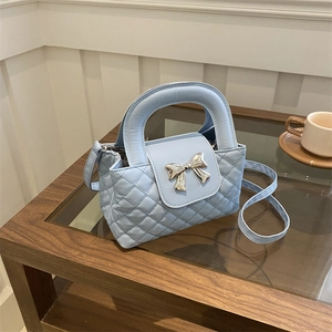 Mini sac à main matelassé bleu clair avec nœud argenté et poignée supérieure chic