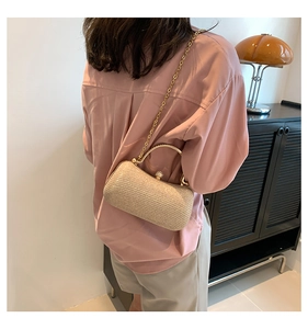 Dettaglio della borsa da sera dorata con texture glitterata e chiusura con strass