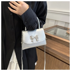 Dettaglio borsa a tracolla argento in pelle PU con fibbia decorativa a forma di fiocco
