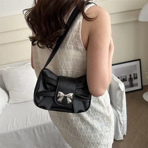 Sac sous le bras en cuir noir style français avec nœud en métal argenté et détails plissés